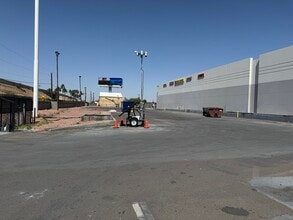 1048 W Maricopa Fwy, Phoenix, AZ for lease Building Photo- Image 2 of 5