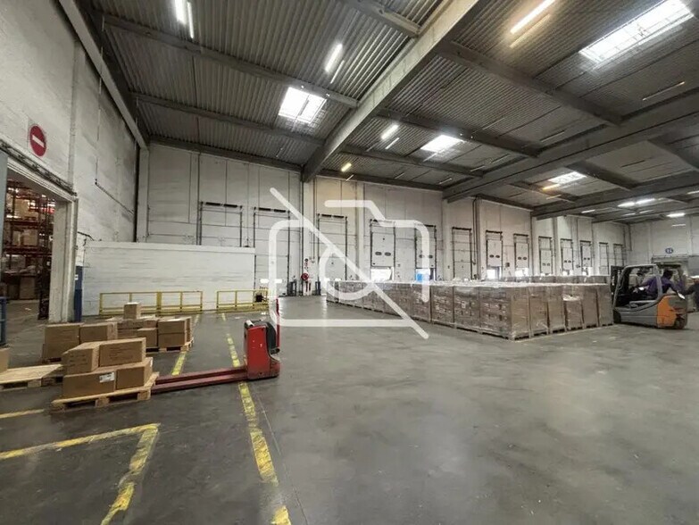 Industrial in Bondoufle for lease - Building Photo - Image 2 of 6