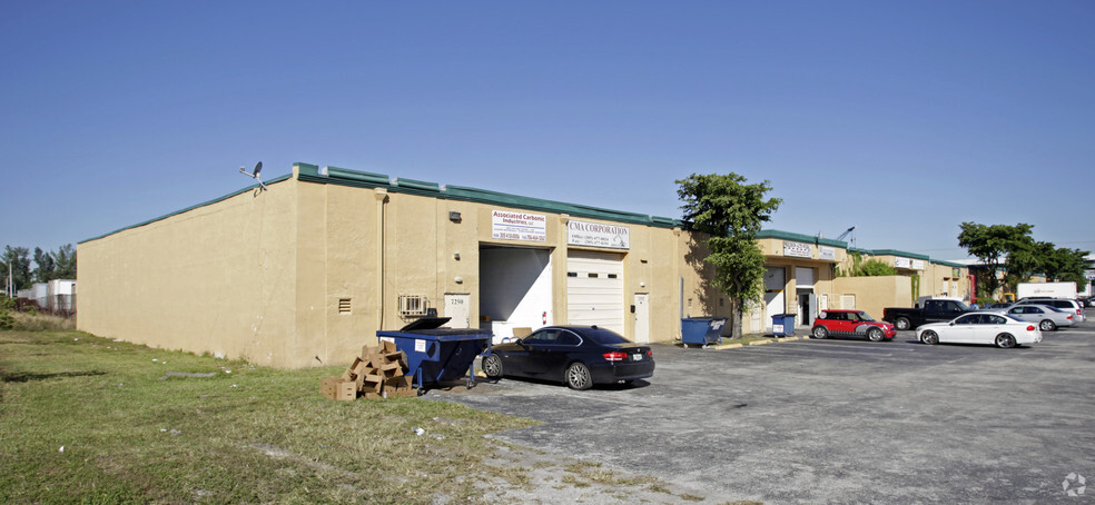 7250-7280 NW 25th St, Miami, FL for lease - Building Photo - Image 2 of 6