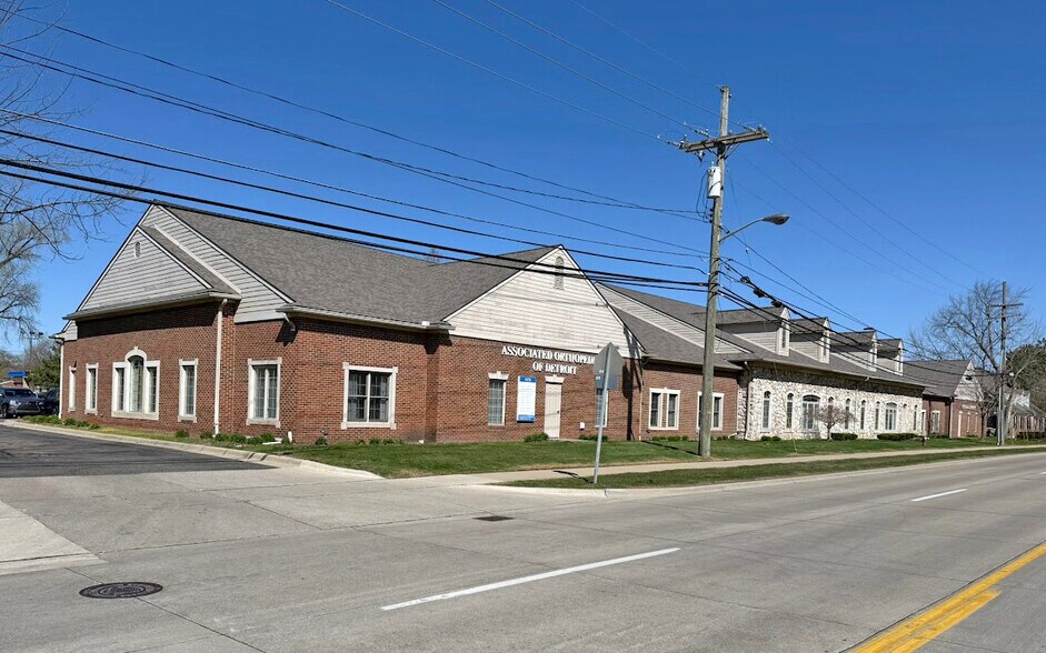24715 Little Mack Ave, Saint Clair Shores, MI à louer - Photo du bâtiment - Image 1 de 12