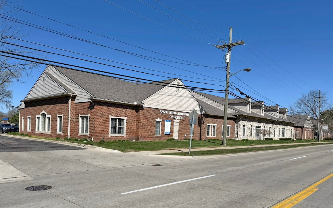 24715 Little Mack Ave, Saint Clair Shores, MI à louer Photo du bâtiment- Image 1 de 13