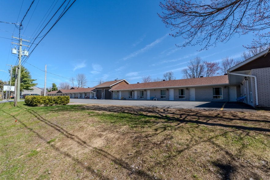 120 Ch du Golf E, St-Charles-Borromée, QC à vendre - Photo du bâtiment - Image 3 de 14