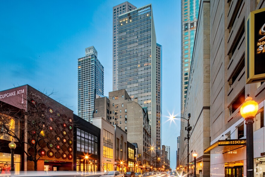 100 E Walton St, Chicago, IL à louer - Photo du bâtiment - Image 2 de 17
