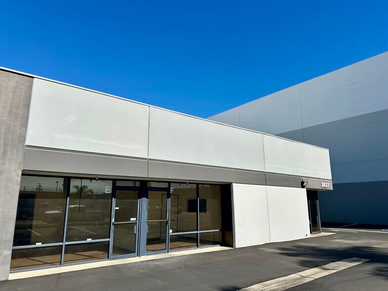 3031 E Coronado St, Anaheim, CA à louer - Photo du bâtiment - Image 2 de 5