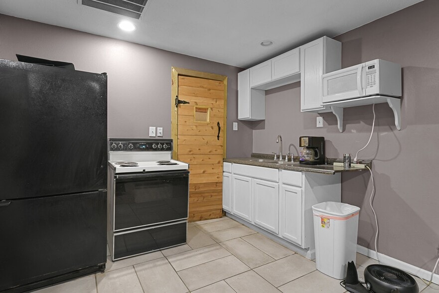 1908 State St, Granite City, IL for sale - Interior Photo - Image 2 of 9