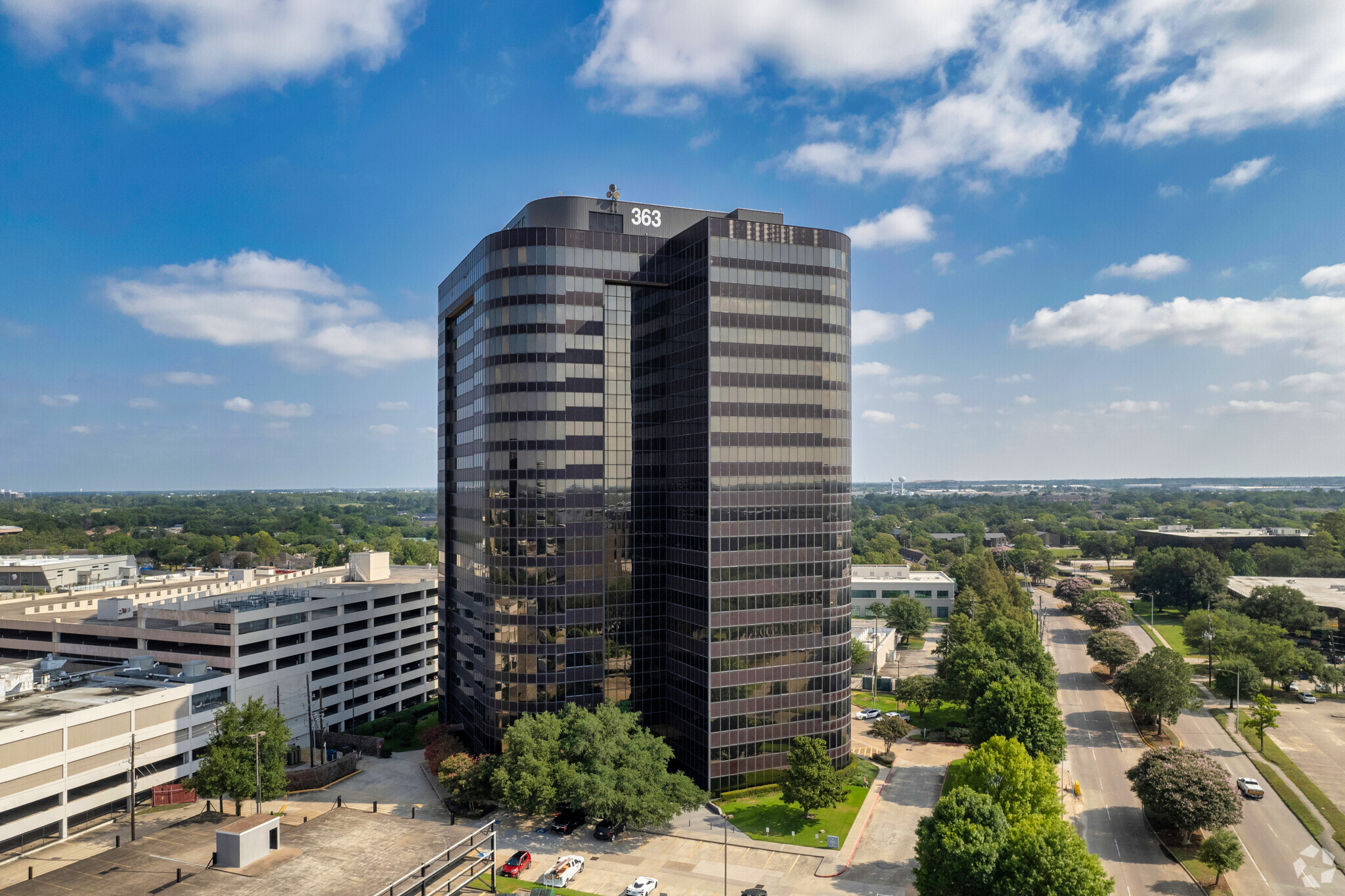 363 N Sam Houston Pky E, Houston, TX à louer Photo du bâtiment- Image 1 de 35