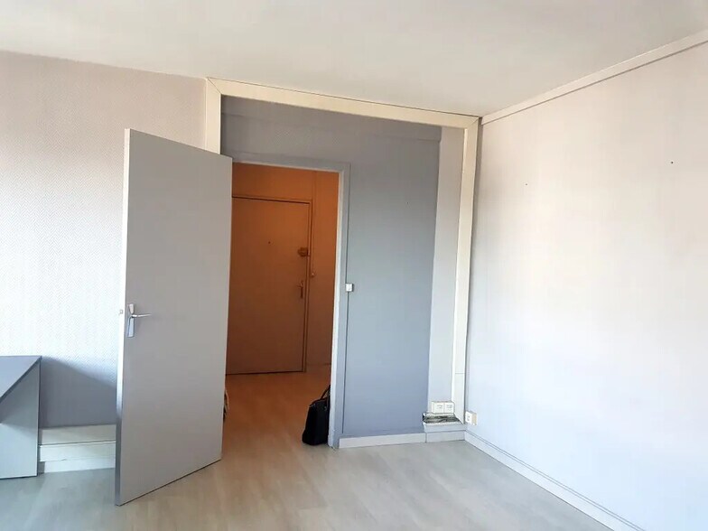 Office in Bron for lease - Interior Photo - Image 3 of 5