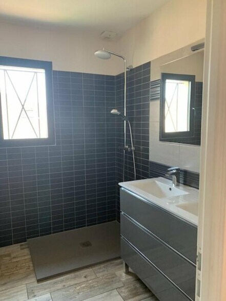 Bureau dans Le Pontet à vendre - Photo du bâtiment - Image 3 de 11