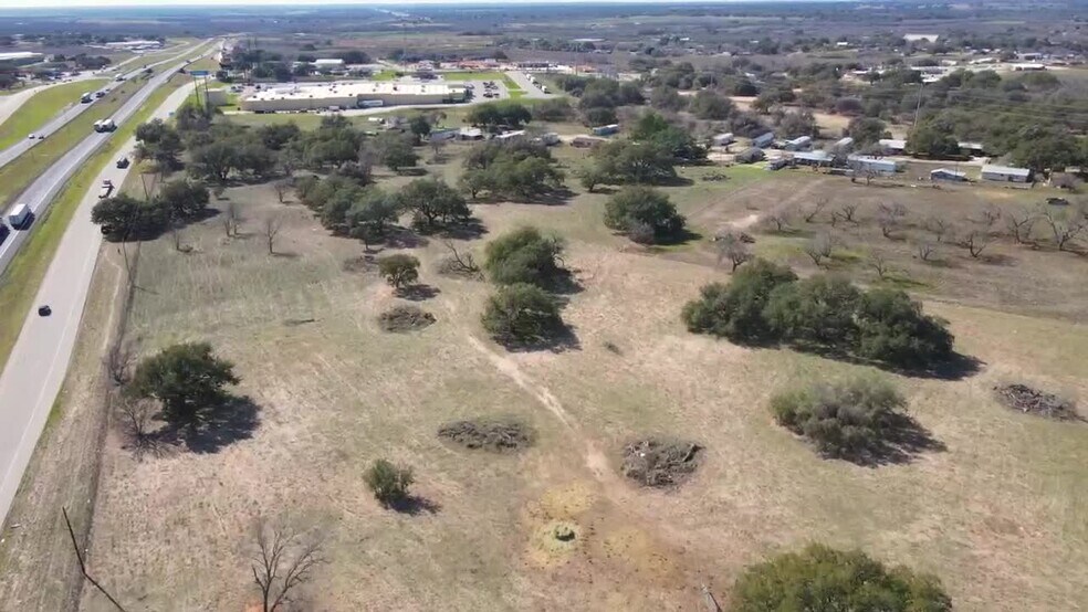 0 I-35, Devine, TX à vendre - Vidéo sur l’inscription commerciale - Image 2 de 15