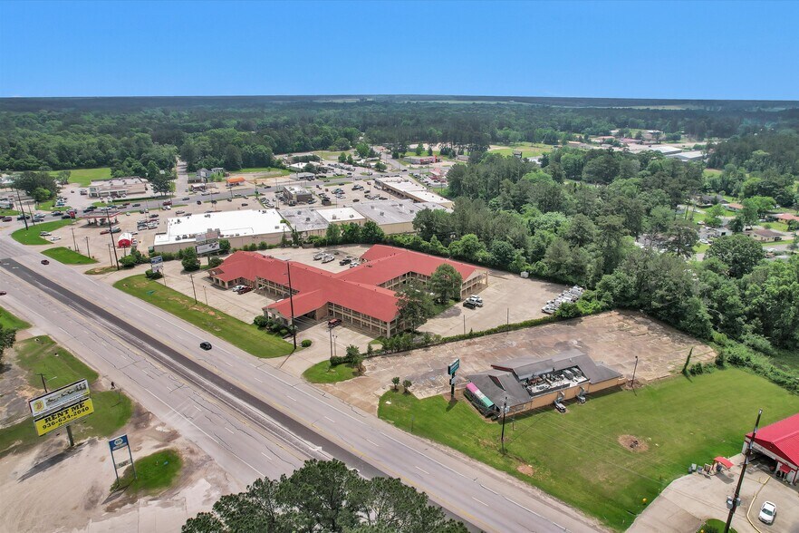 235 E Gibson St, Jasper, TX à louer - Photo du bâtiment - Image 3 de 35