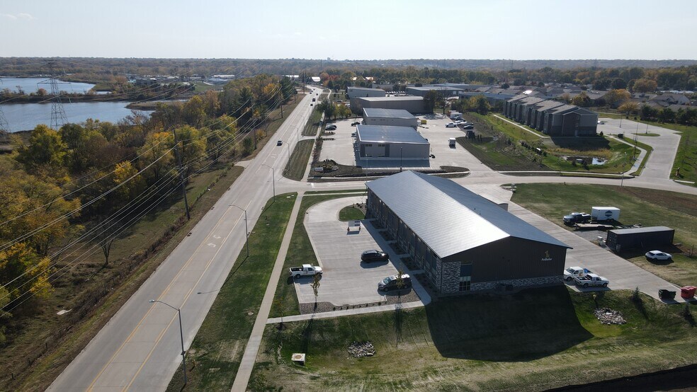 4705 NW 59th Ave, Johnston, IA à louer - Photo du bâtiment - Image 2 de 3