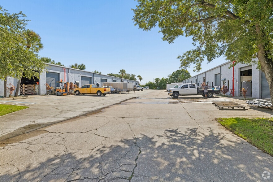 11999 N 49th St, Clearwater, FL for lease - Building Photo - Image 3 of 10