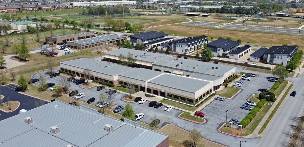 211 SE 34th St, Bentonville, AR for lease - Building Photo - Image 2 of 7