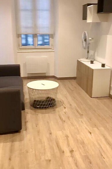 Retail in Cannes for sale - Interior Photo - Image 3 of 4