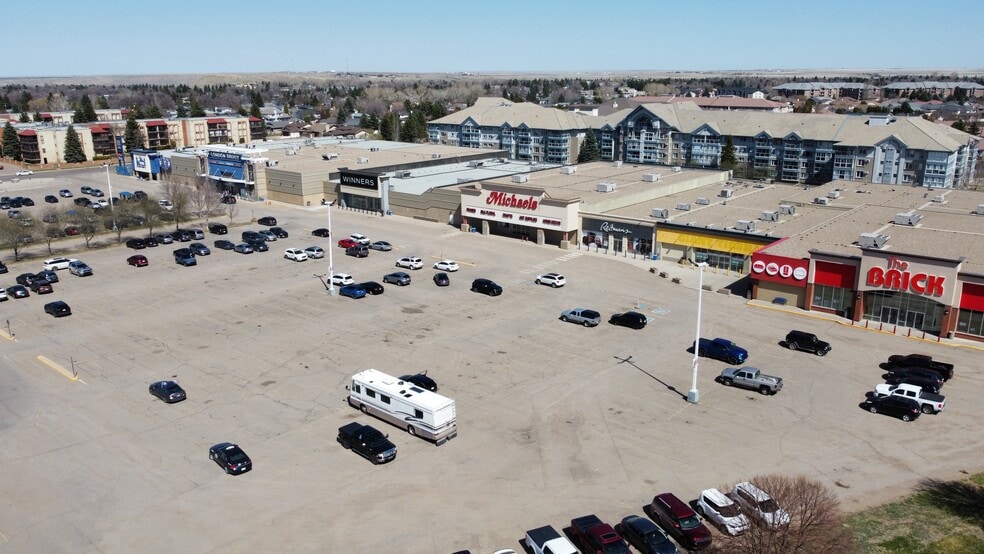 3201 13th Ave SE, Medicine Hat, AB à louer - Photo du bâtiment - Image 3 de 9