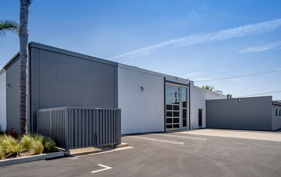 1945 Placentia Ave, Costa Mesa, CA for lease - Building Photo - Image 2 of 7