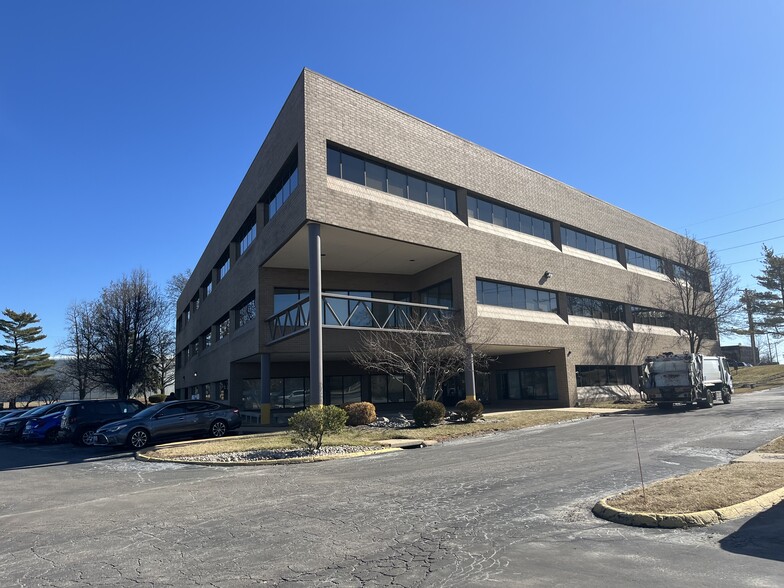 Corporate Square Office Park portfolio of 7 properties for sale on LoopNet.ca - Building Photo - Image 2 of 7