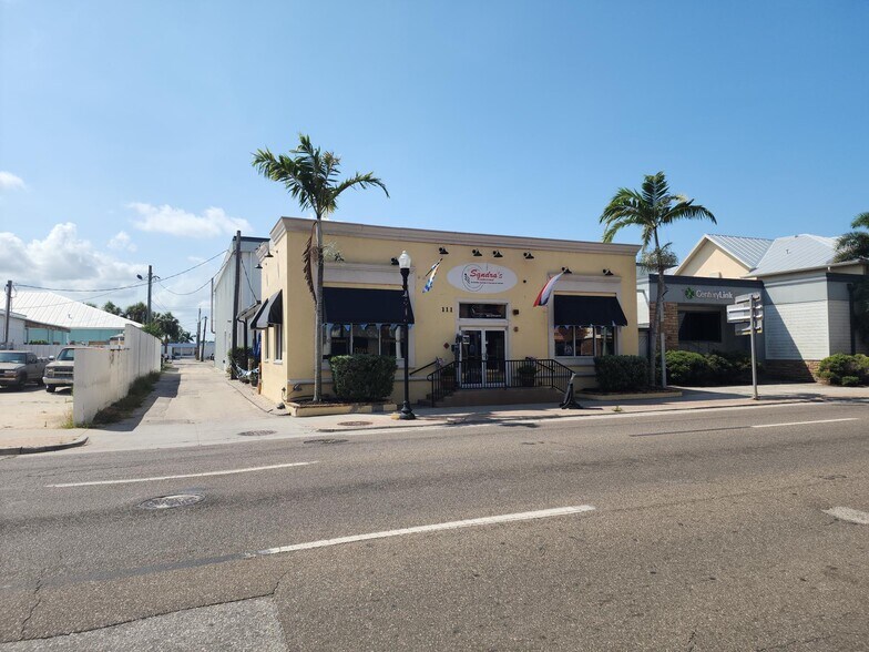 111 W Olympia Ave, Punta Gorda, FL à vendre - Photo du bâtiment - Image 3 de 37