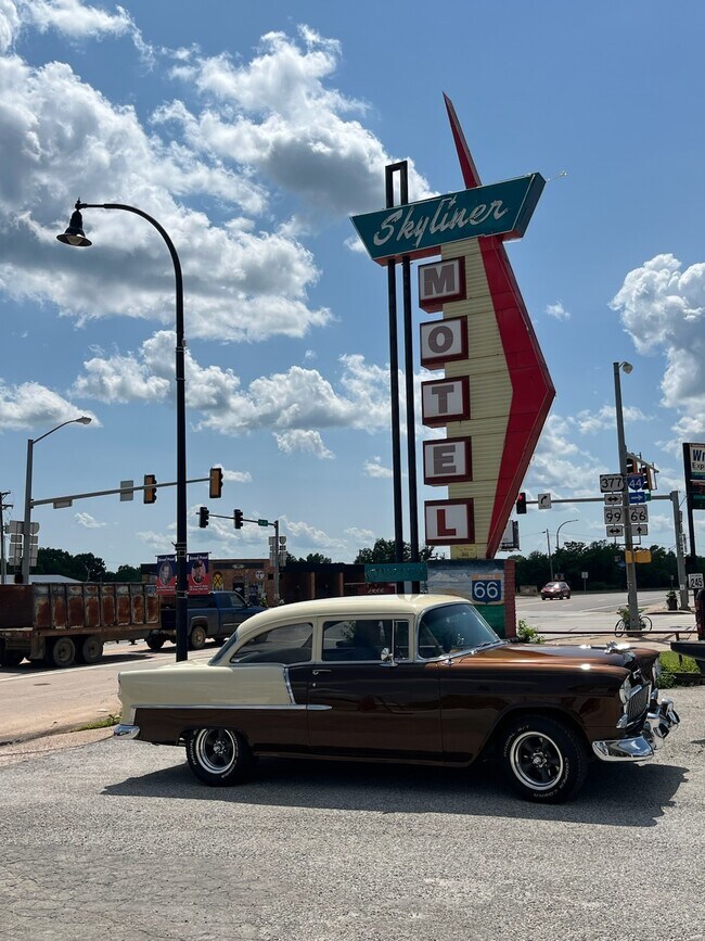 Plus de détails pour 717 W Main St, Stroud, OK - Services hôteliers à vendre