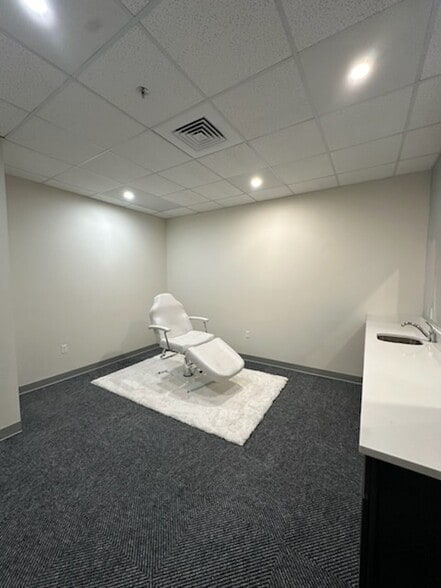 300 Industrial Way, Tiverton, RI for lease - Interior Photo - Image 3 of 15
