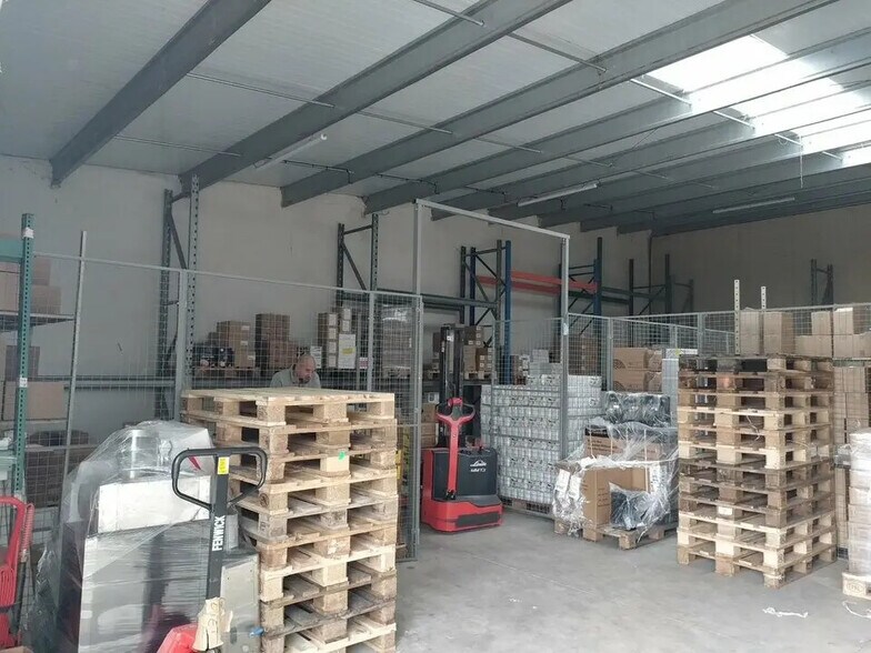 Flex in Aubagne for lease - Interior Photo - Image 2 of 3