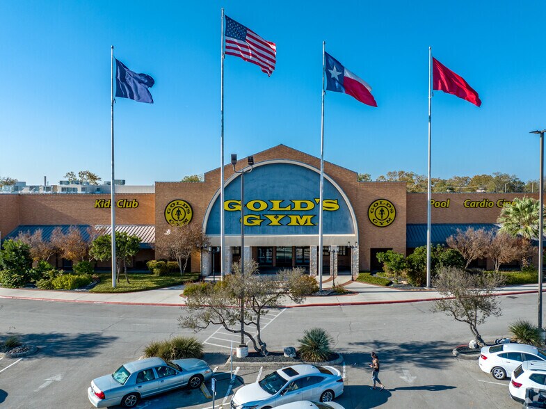 651 N Ih-35, New Braunfels, TX à louer - Photo du bâtiment - Image 2 de 10