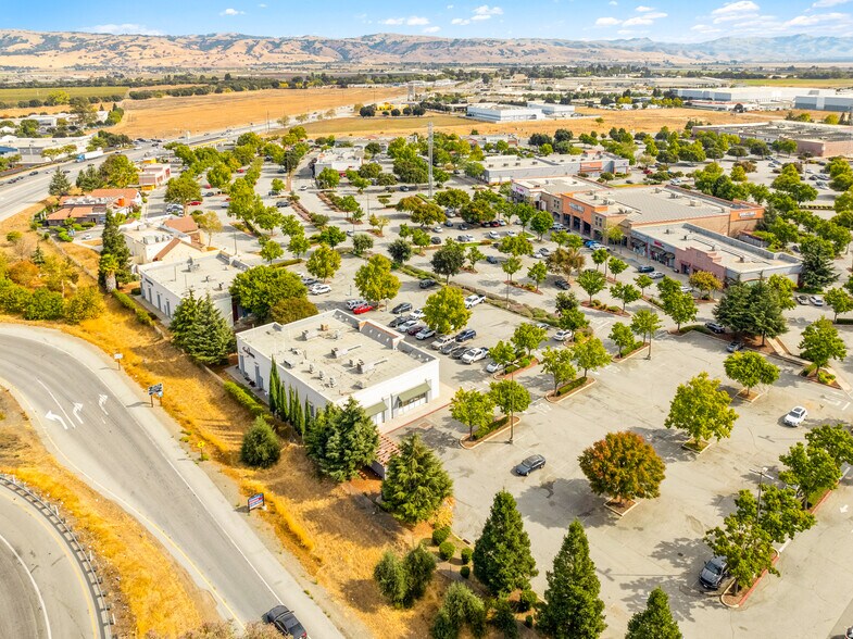 6905 Camino Arroyo, Gilroy, CA à vendre - Photo du bâtiment - Image 2 de 7