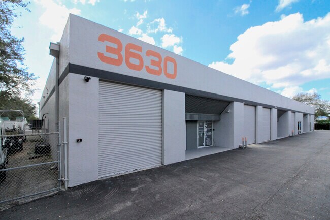 Plus de détails pour 3630 Consumer St, West Palm Beach, FL - Industriel à louer