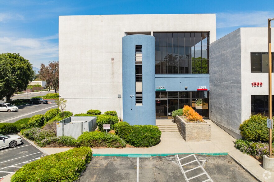 1521 W Cameron Ave, West Covina, CA à vendre - Photo du bâtiment - Image 3 de 28