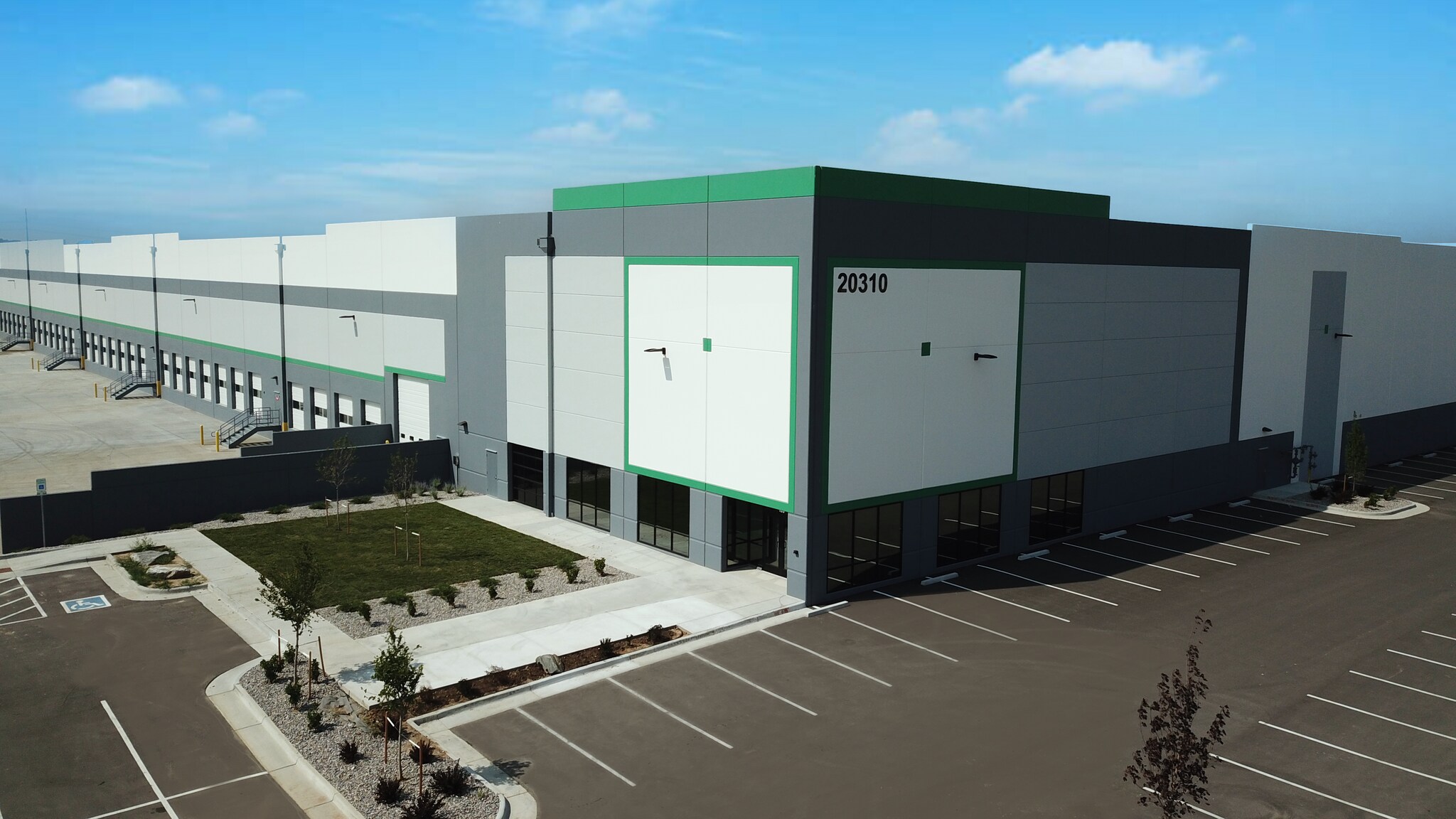 20310 E 35th Dr, Aurora, CO à louer Photo du bâtiment- Image 1 de 4