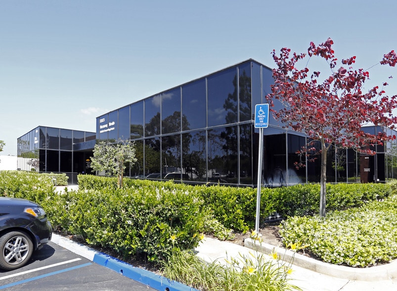 23171-23173 La Cadena Dr, Laguna Hills, CA for lease - Building Photo - Image 3 of 13