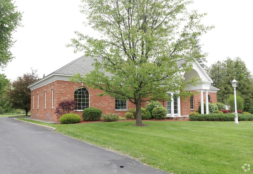 328 Bay Rd, Queensbury, NY à vendre - Photo du bâtiment - Image 2 de 7