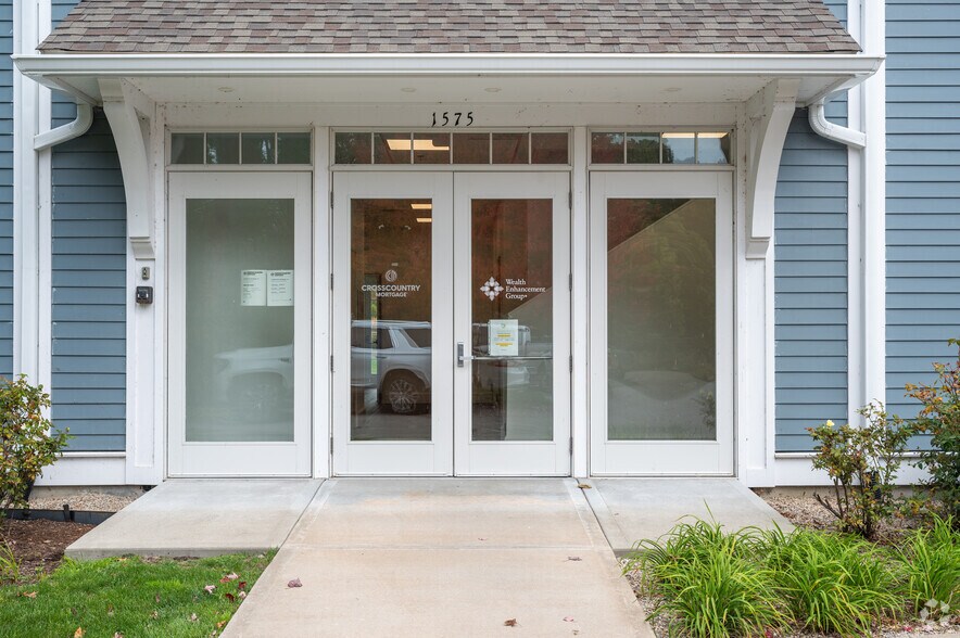 1555 Iyannough Rd, Hyannis, MA à vendre - Photo intérieure - Image 3 de 69