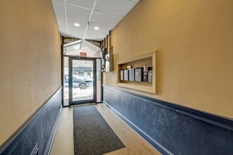 2094 Boston Post Rd, Larchmont, NY à louer Hall d’entrée- Image 2 de 11