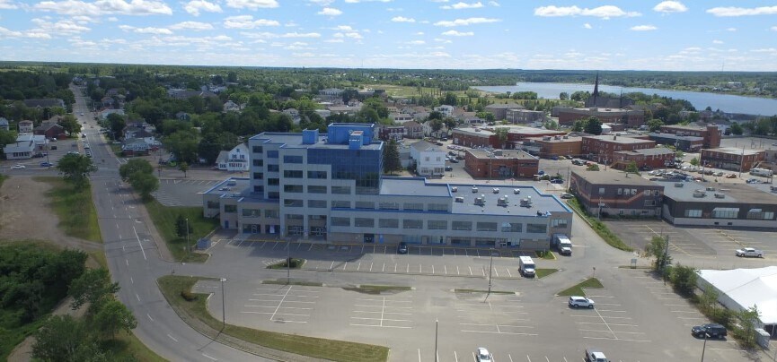 275 Main St, Bathurst, NB à louer - Photo principale - Image 1 de 4