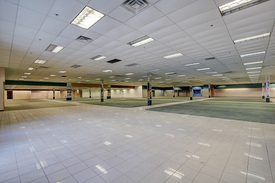 8603 W Brown Deer Rd, Milwaukee, WI à louer - Photo du bâtiment - Image 3 de 9