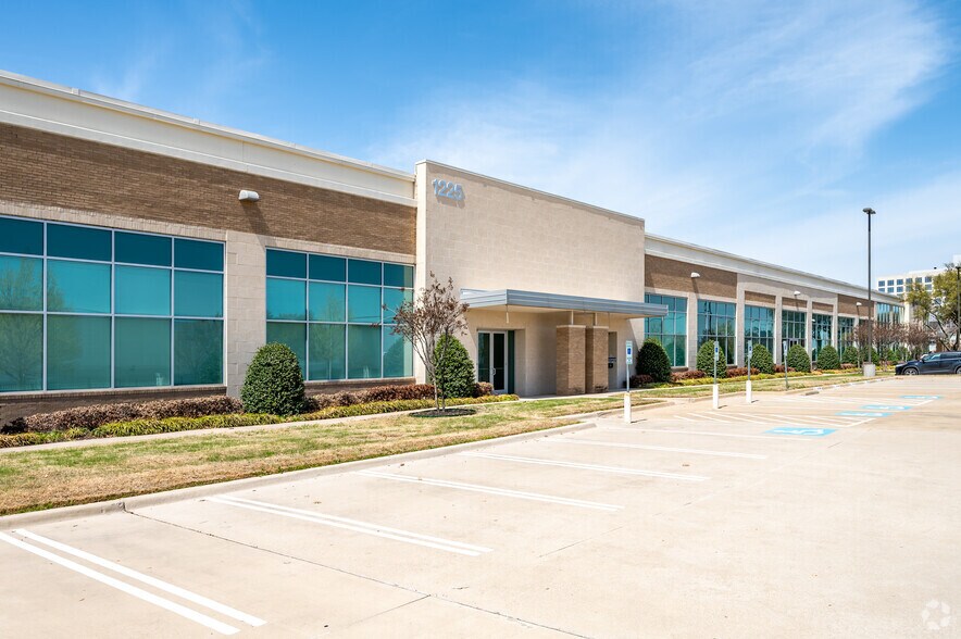 1225 Alma Rd, Richardson, TX à louer - Photo du bâtiment - Image 3 de 9