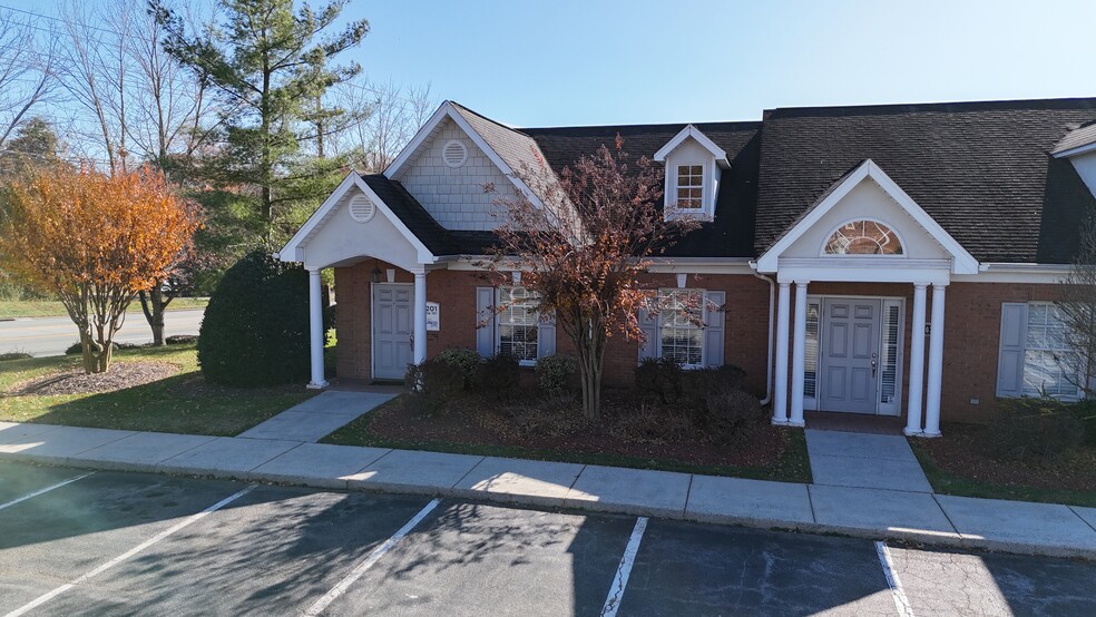 2201 Eastchester Dr, High Point, NC for lease - Building Photo - Image 1 of 6