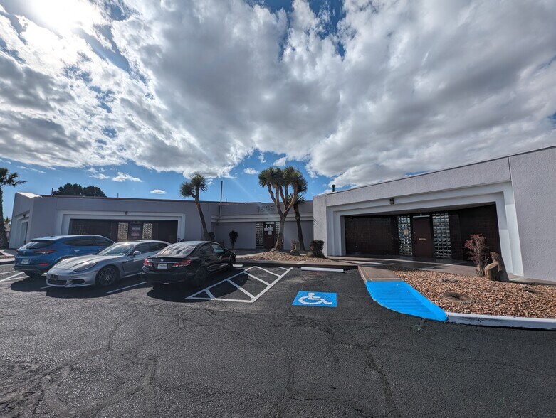 1635 Lee Trevino Dr, El Paso, TX à louer - Photo du bâtiment - Image 3 de 3