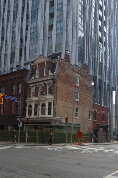 1 Yorkville Av, Toronto, ON for sale - Building Photo - Image 2 of 3