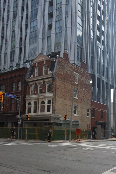 1 Yorkville Av, Toronto, ON à vendre - Photo du bâtiment - Image 2 de 6