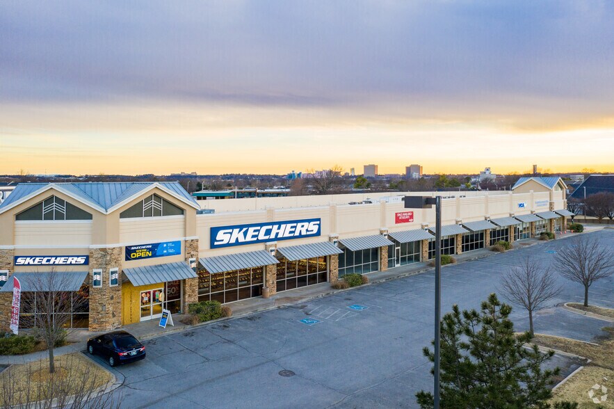 5302-5636 E Skelly Dr, Tulsa, OK à louer - Photo du bâtiment - Image 2 de 18