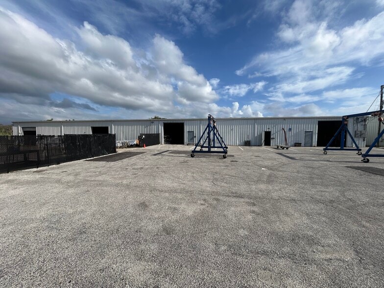 817 N Cocoa Blvd, Cocoa, FL à louer - Photo du bâtiment - Image 2 de 4