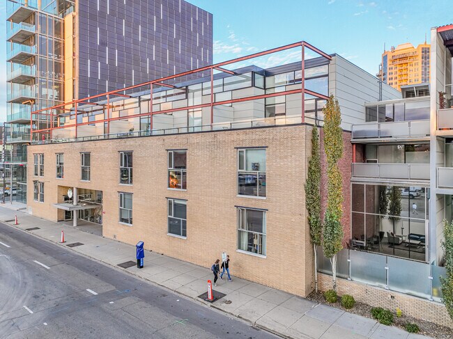 Plus de détails pour 10309 107 St NW, Edmonton, AB - Multi-résidentiel à vendre