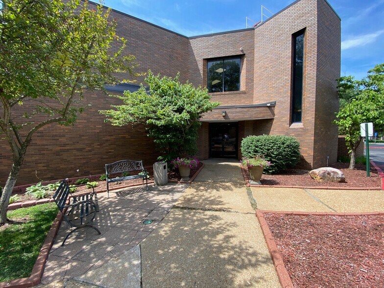 12166 Old Big Bend Rd, Kirkwood, MO à louer - Photo du bâtiment - Image 3 de 7