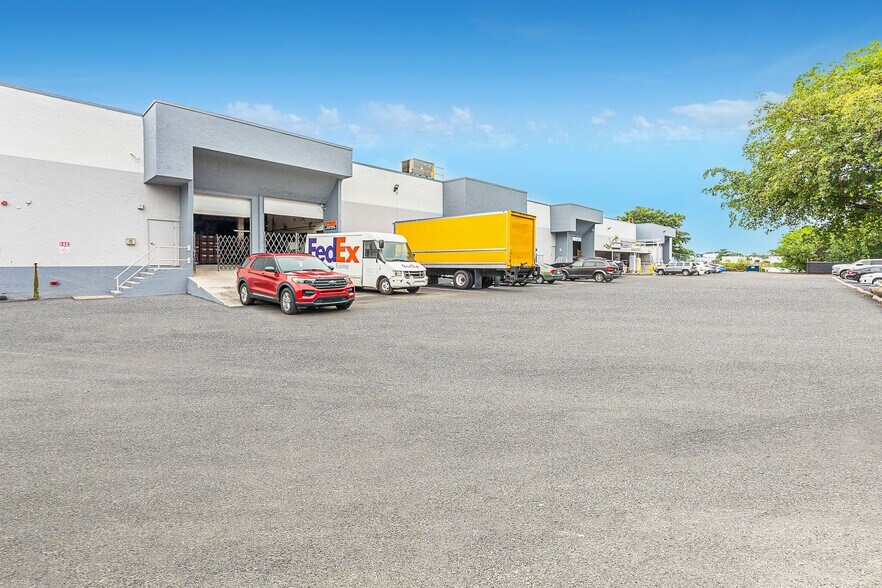 5120-5130 NW 165th St, Hialeah, FL à louer - Photo du bâtiment - Image 3 de 12