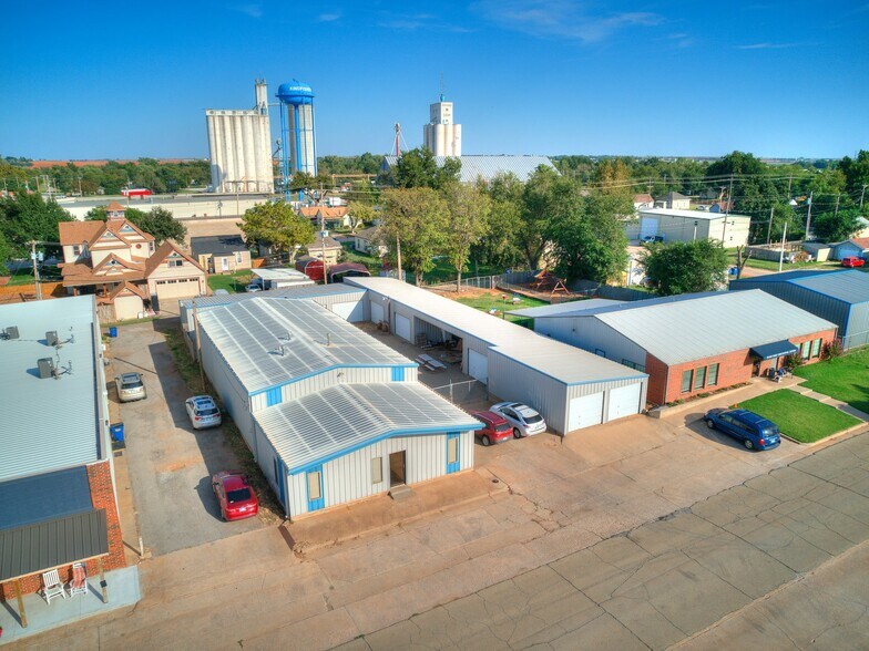 219 N 6th St, Kingfisher, OK à vendre - Photo du bâtiment - Image 1 de 58