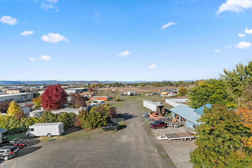 579 E Vilas Rd, Medford, OR à vendre - Aérien - Image 3 de 19