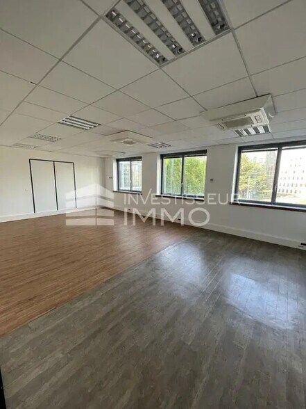 Bureau dans Nanterre à louer - Photo du bâtiment - Image 2 de 5