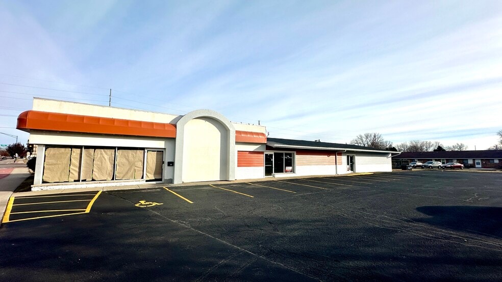 815 W Main St, Sun Prairie, WI à louer - Photo du bâtiment - Image 1 de 10